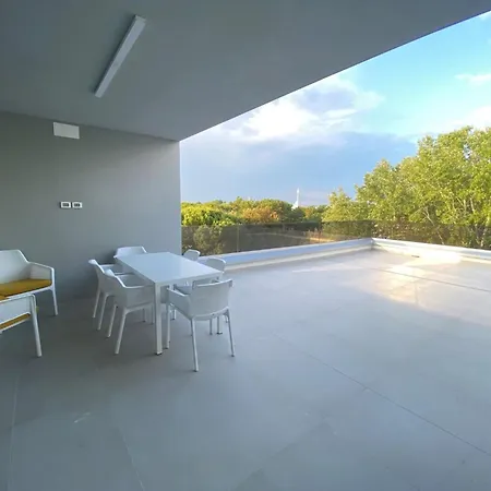 Modern 300m From The Sea דירה