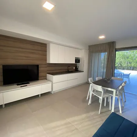 Modern 300m From The Sea דירה ביביונה