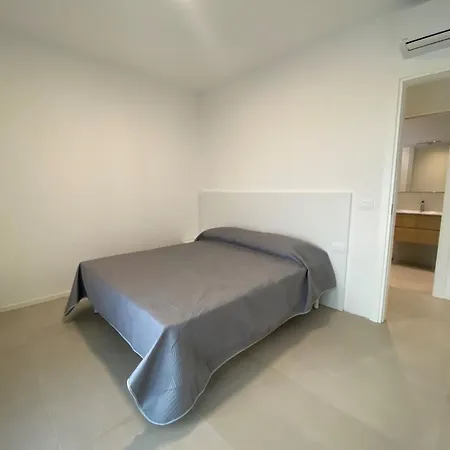 Modern 300m From The Sea דירה ביביונה
