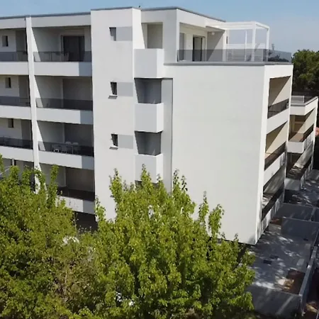 Modern 300m From The Sea דירה ביביונה