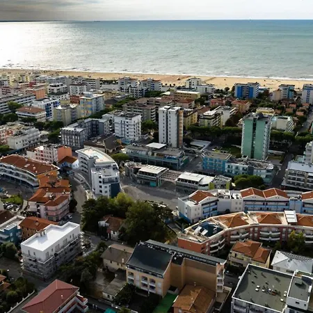 Modern 300m From The Sea דירה